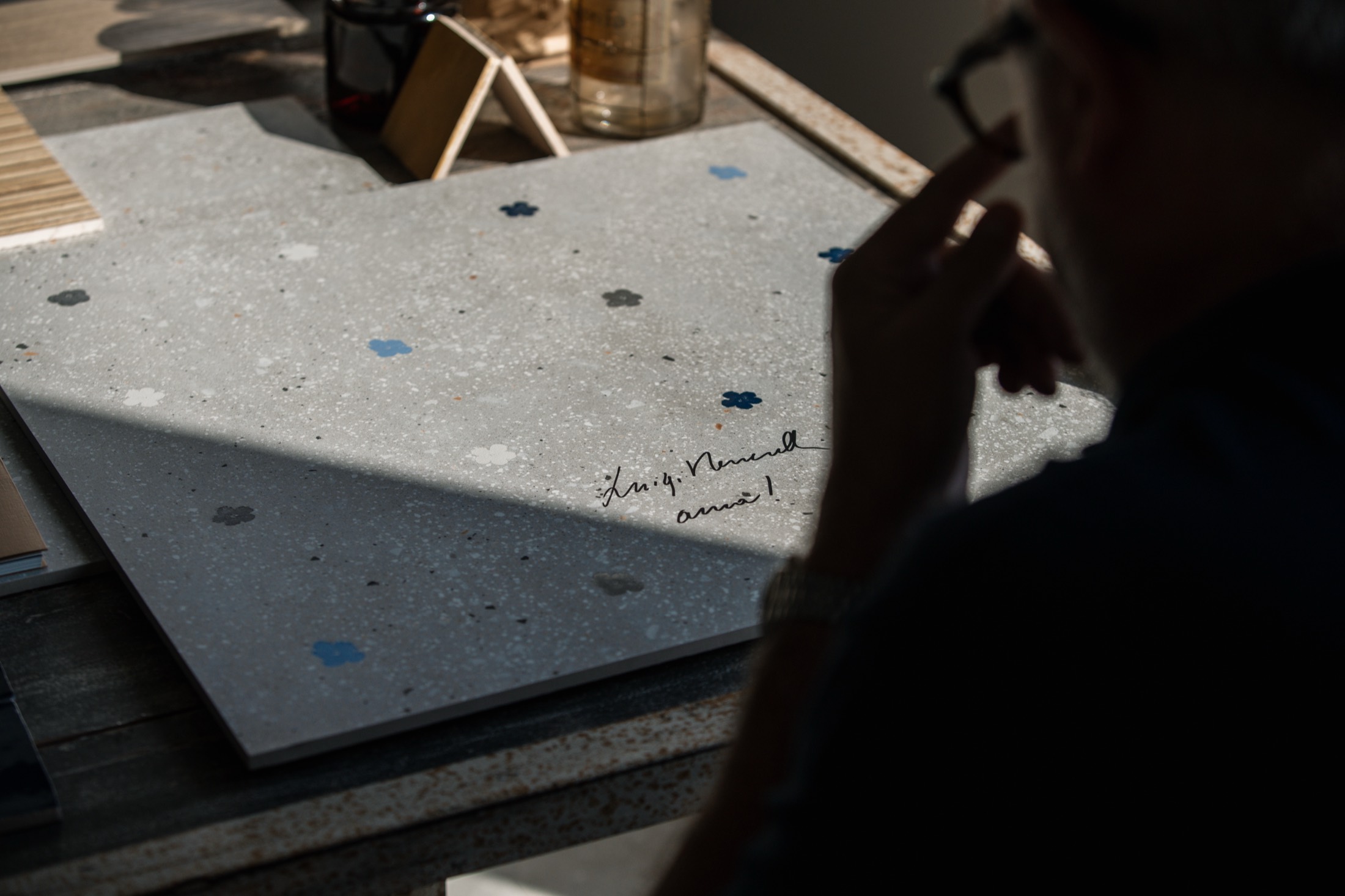 Escena de stand en feria internacional Escena de stand en feria internacional